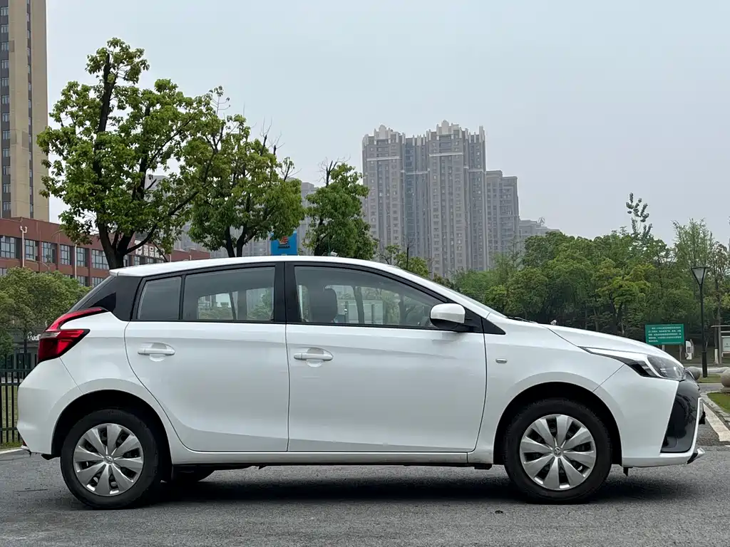 Toyota Yaris L — фото 5