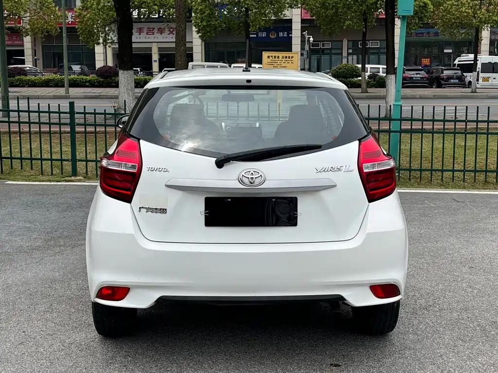 Toyota Yaris L — фото 7