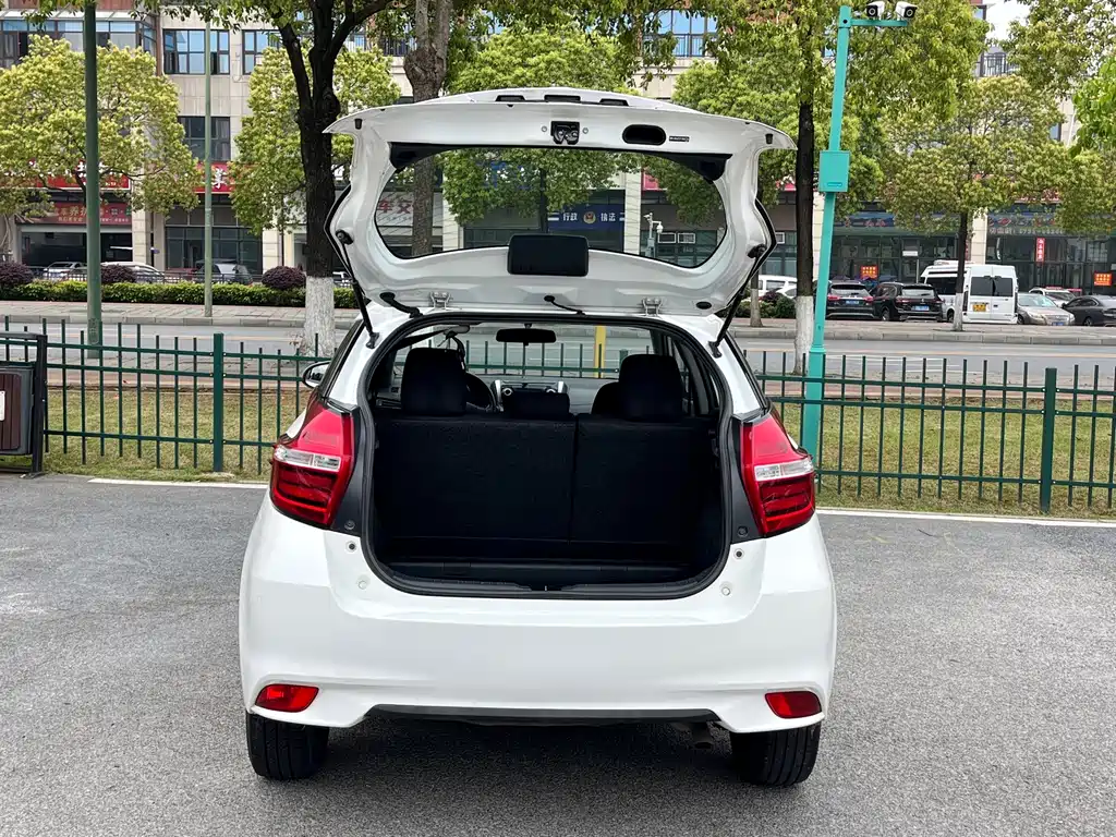 Toyota Yaris L — фото 8