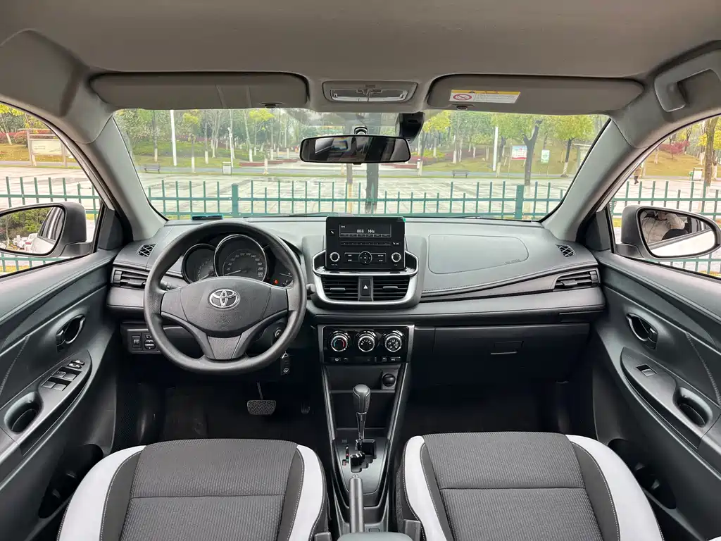 Toyota Yaris L — фото 10