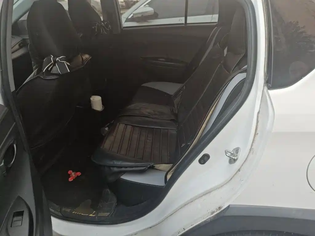 Toyota Yaris L — фото 13
