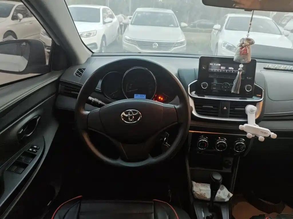 Toyota Yaris L — фото 6