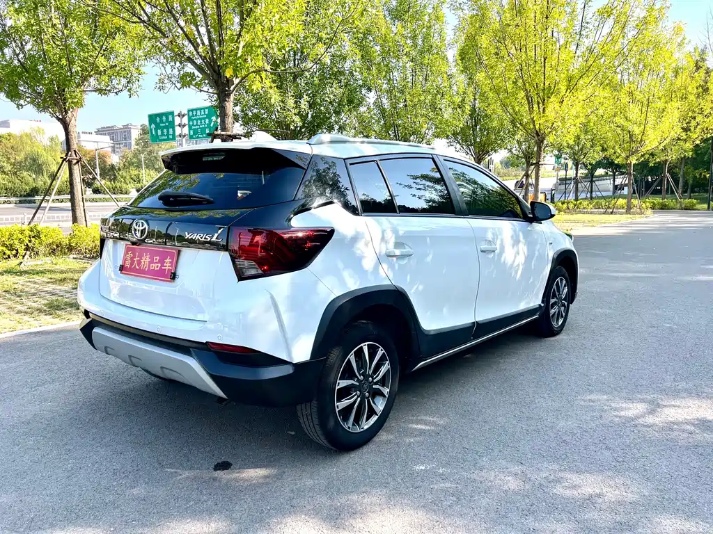Toyota Yaris L — фото 4