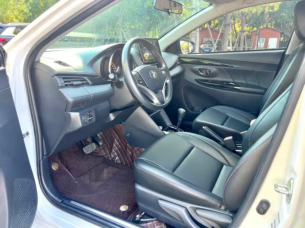 Toyota Yaris L — фото 8