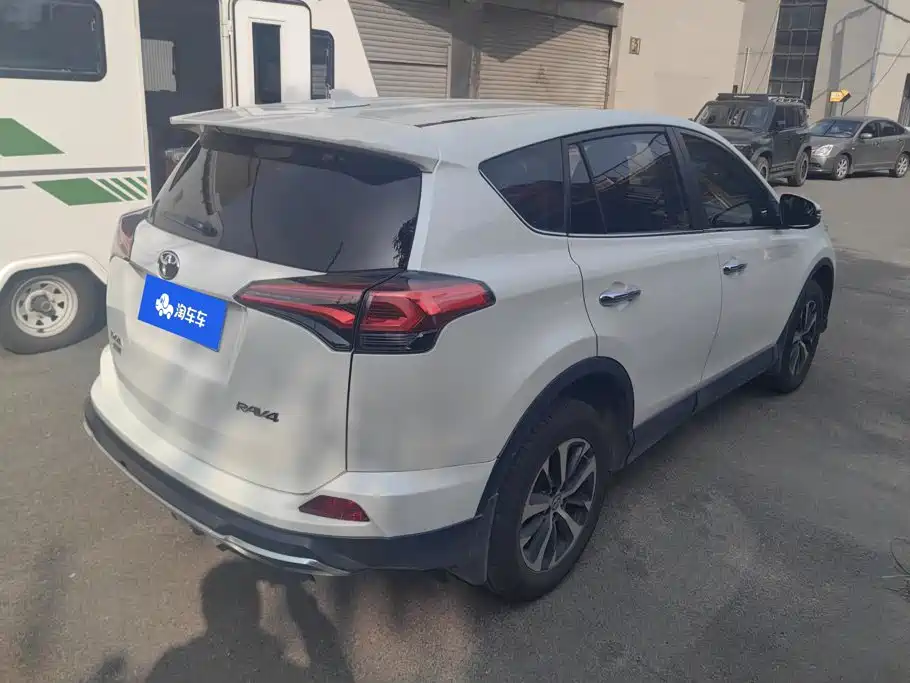 Toyota RAV4 — фото 3