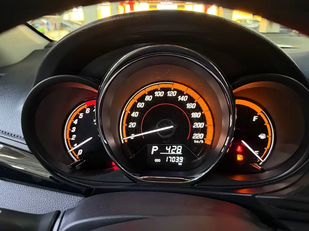 Toyota Yaris L — фото 3