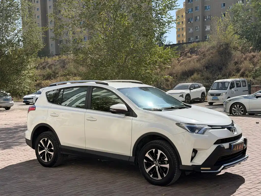 Toyota RAV4 — фото 3