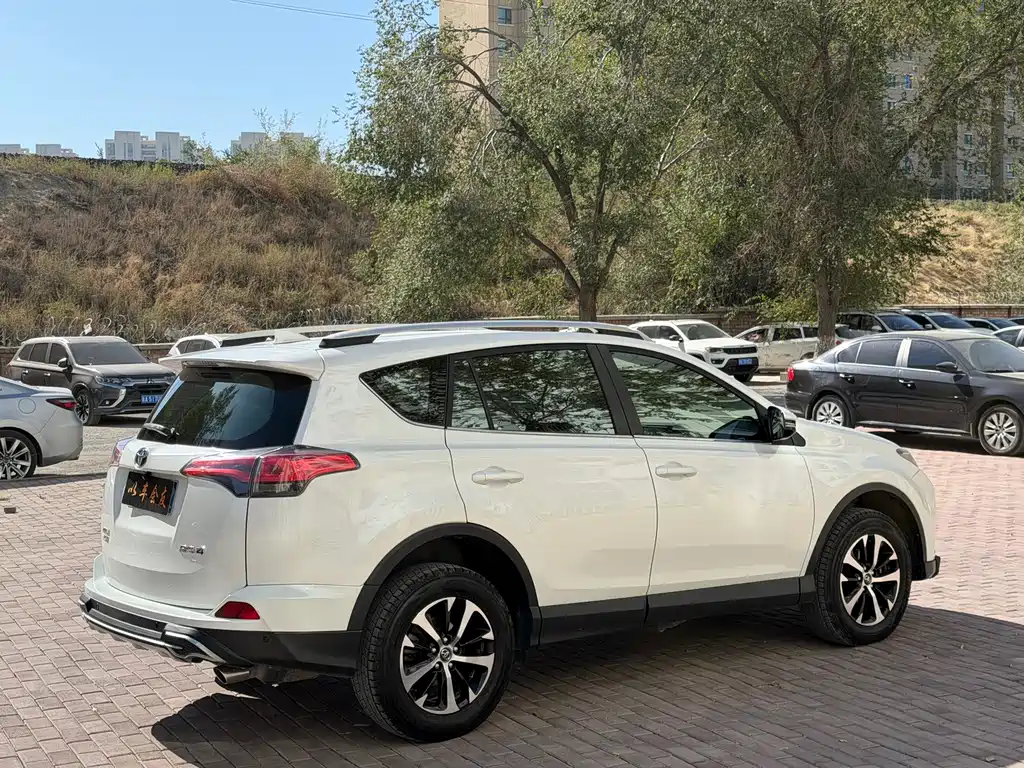 Toyota RAV4 — фото 8