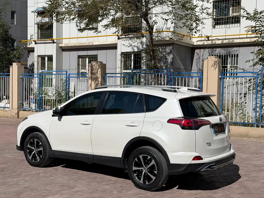 Toyota RAV4 — фото 9