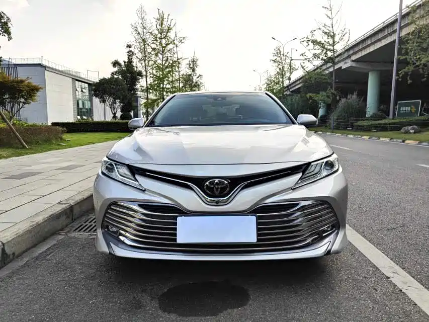 Toyota Camry — фото 2