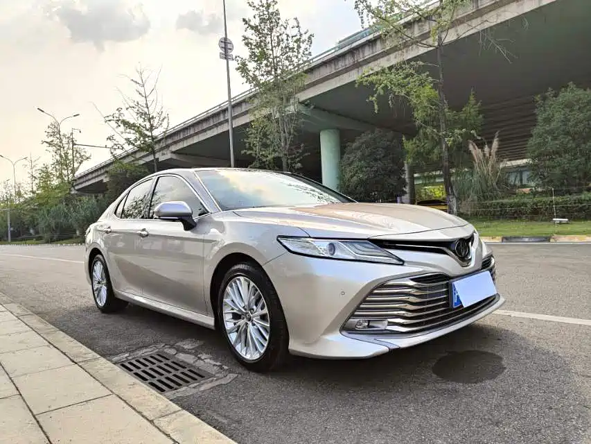Toyota Camry — фото 3