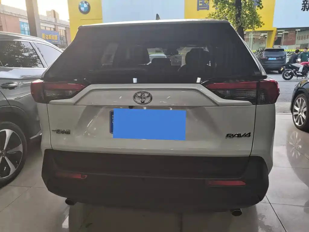 Toyota RAV4 — фото 8