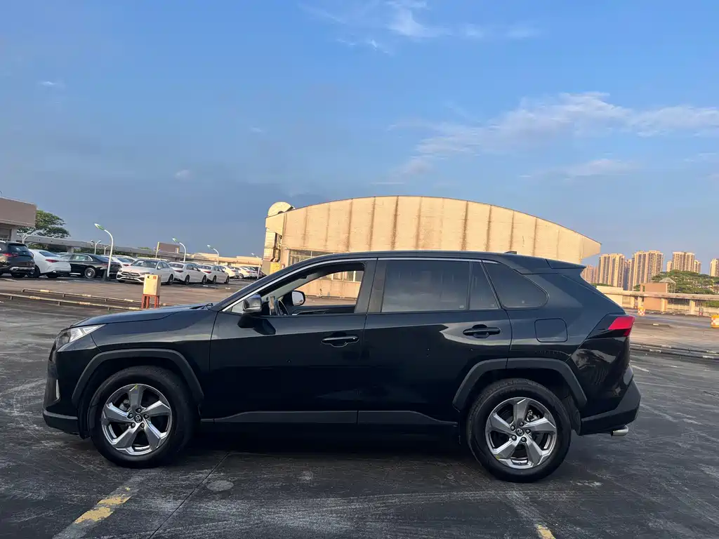 Toyota RAV4 — фото 5