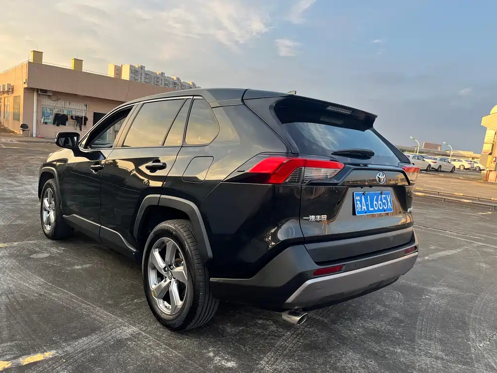 Toyota RAV4 — фото 6