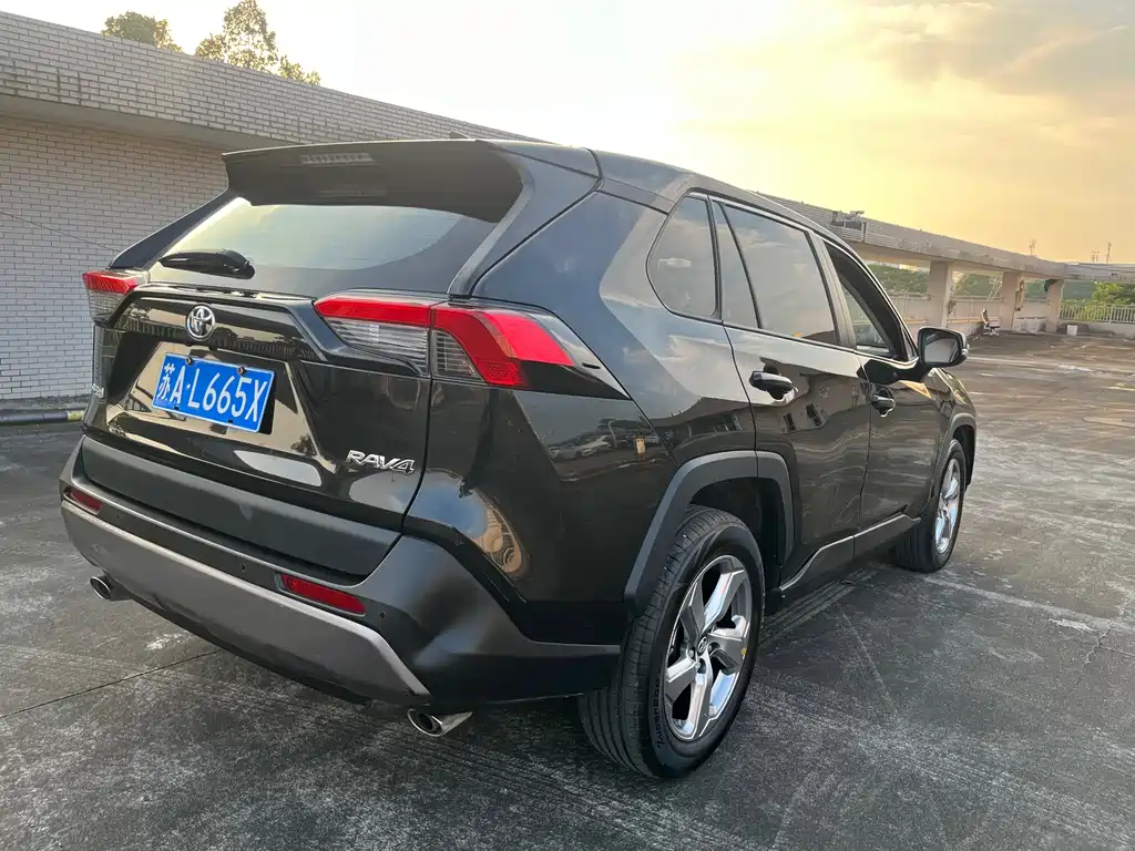 Toyota RAV4 — фото 8