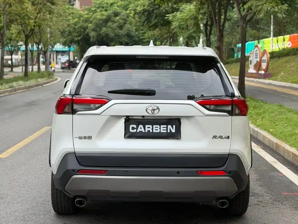 Toyota RAV4 — фото 8