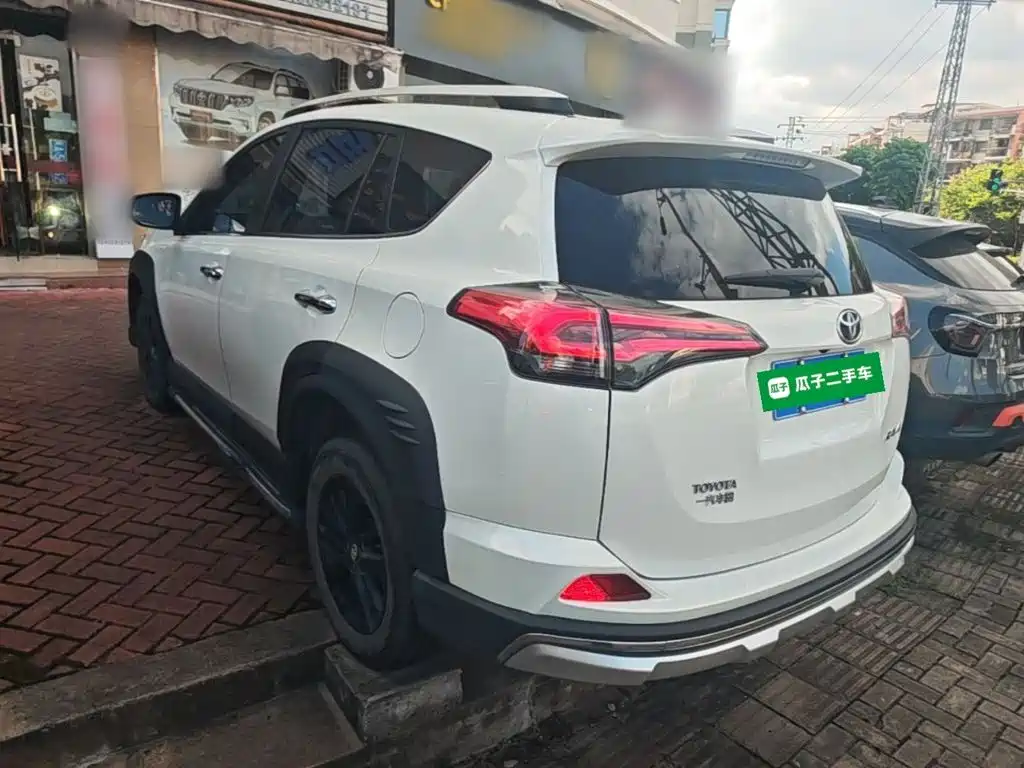 Toyota RAV4 — фото 5