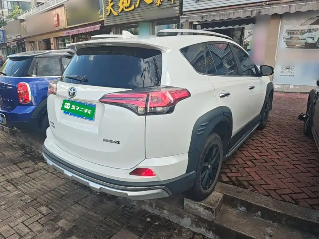 Toyota RAV4 — фото 7