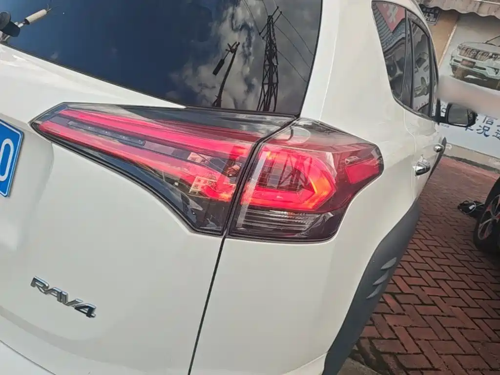 Toyota RAV4 — фото 8