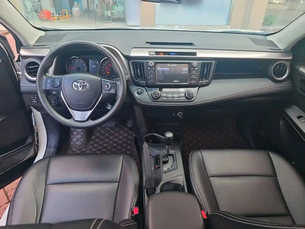 Toyota RAV4 — фото 10