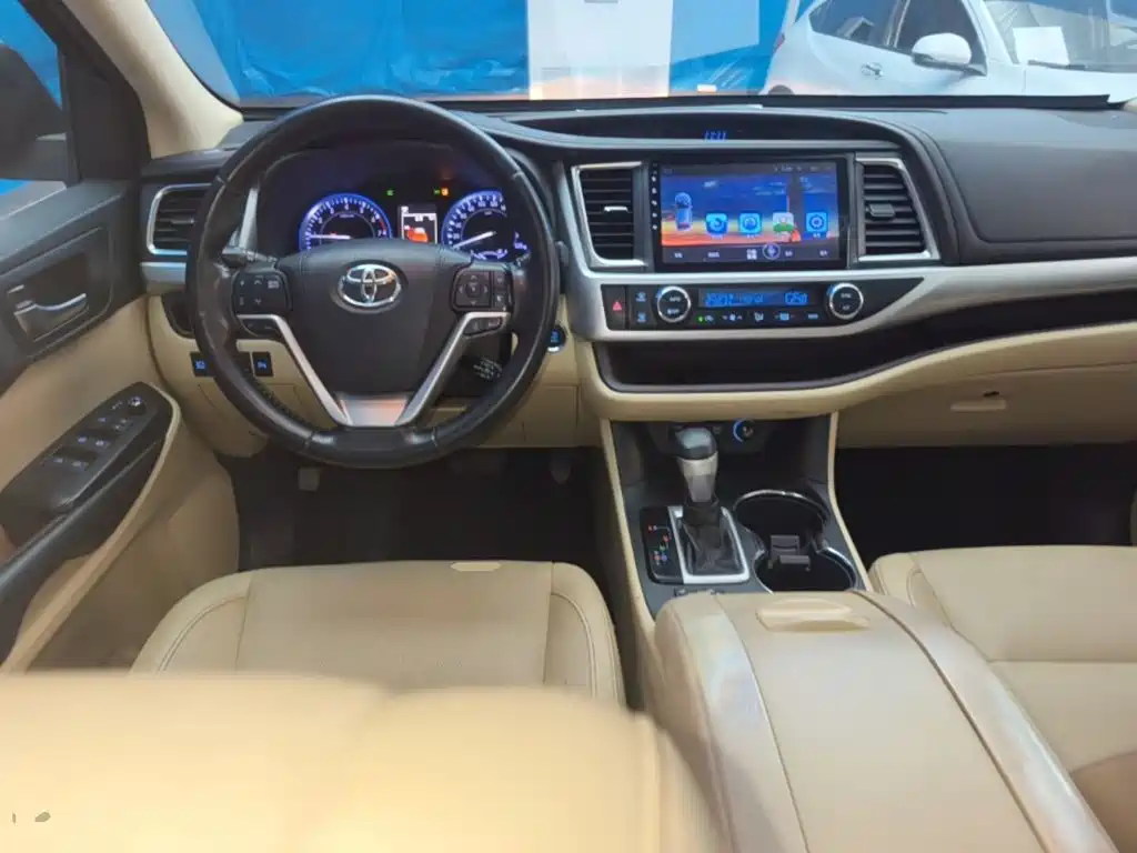 Toyota Highlander — фото 10