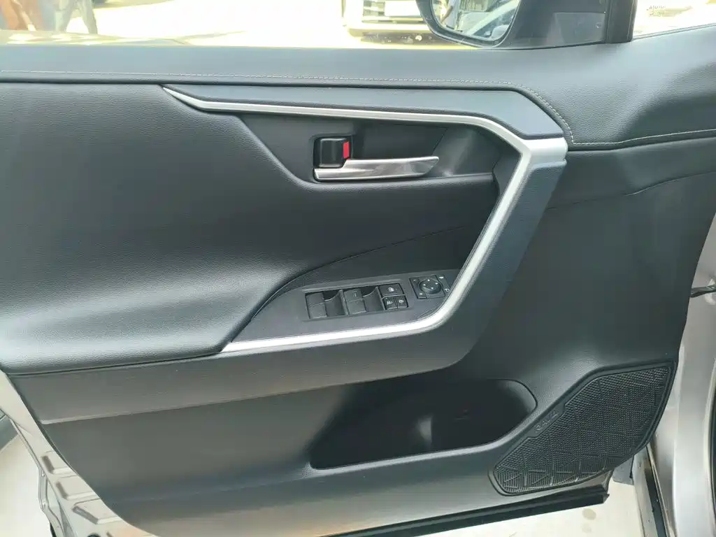 Toyota RAV4 — фото 4
