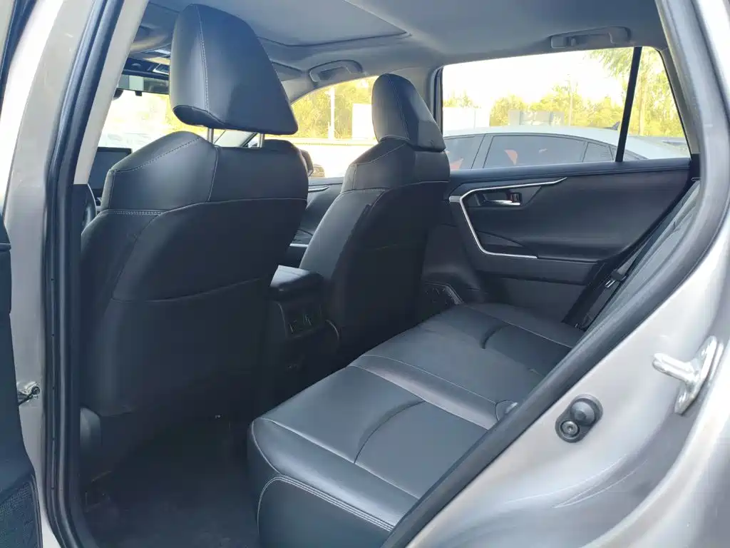 Toyota RAV4 — фото 6