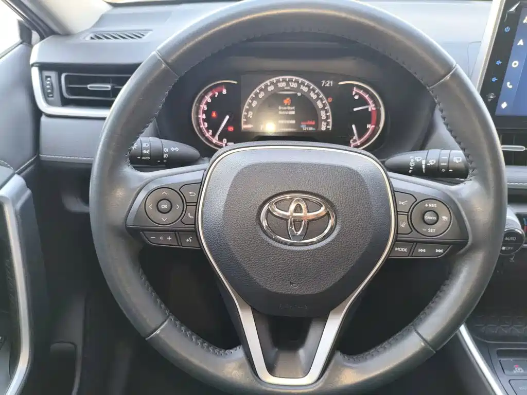 Toyota RAV4 — фото 9