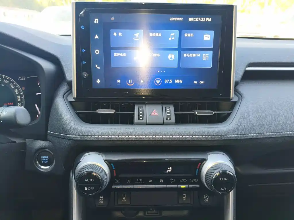 Toyota RAV4 — фото 10