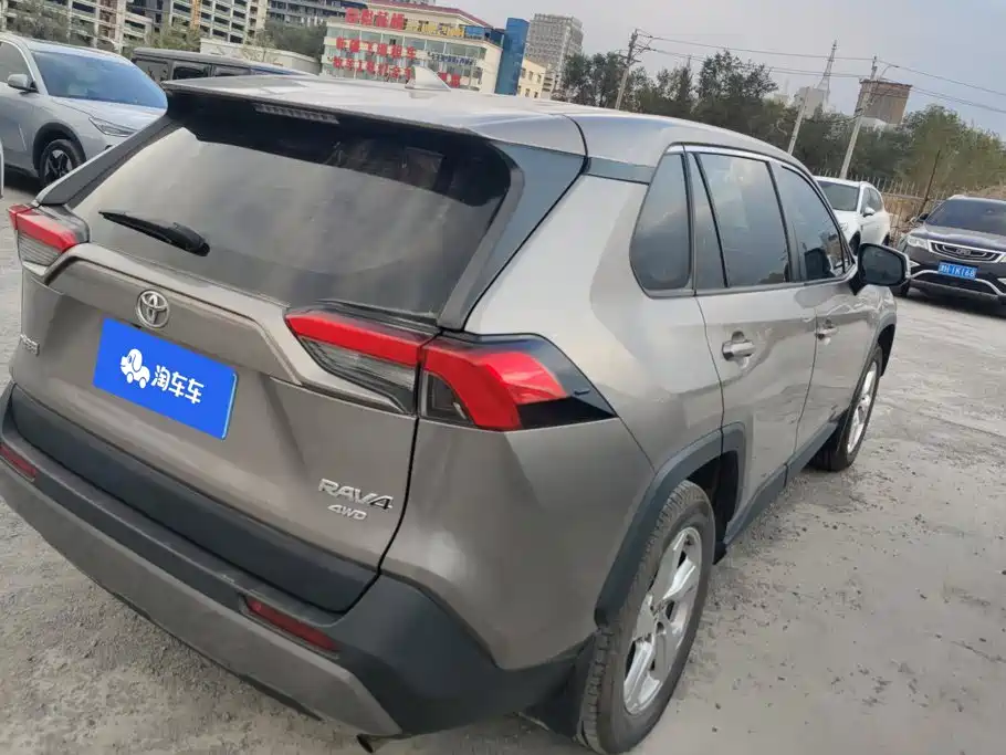 Toyota RAV4 — фото 3