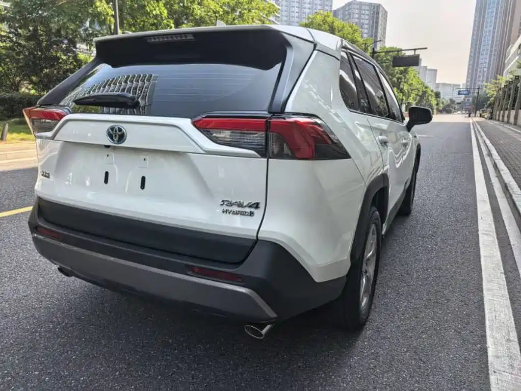 Toyota RAV4 — фото 4