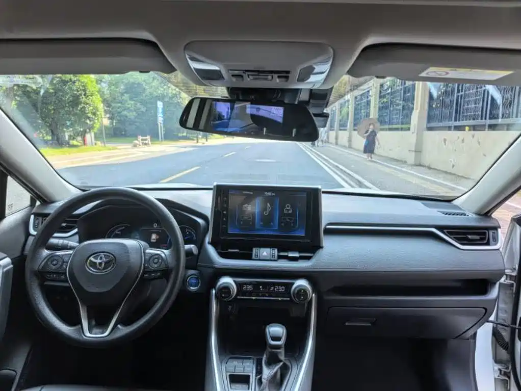 Toyota RAV4 — фото 8