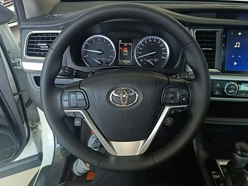 Toyota Highlander — фото 11