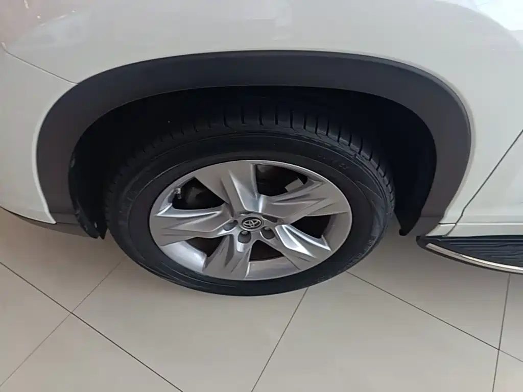 Toyota Highlander — фото 23