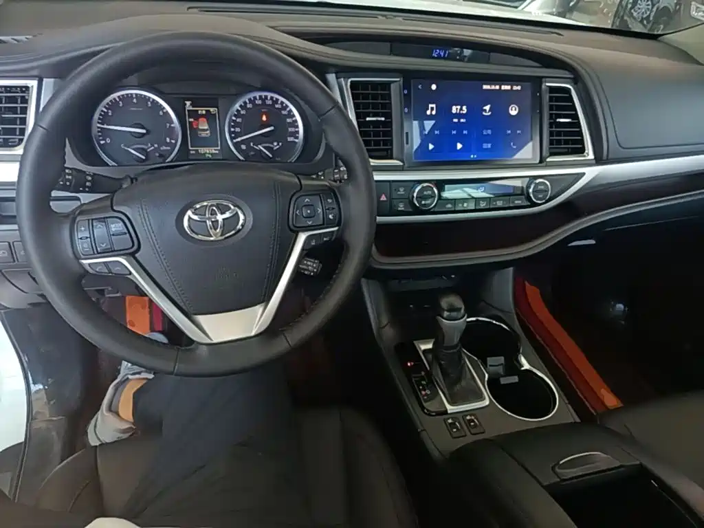 Toyota Highlander — фото 10