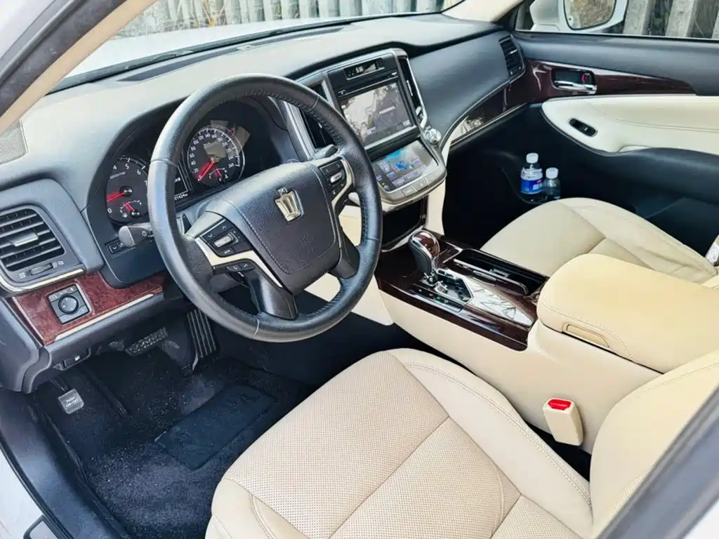 Toyota Crown — фото 13