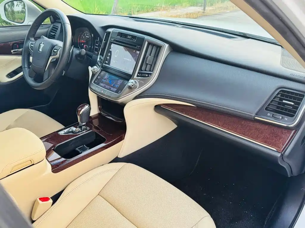Toyota Crown — фото 15