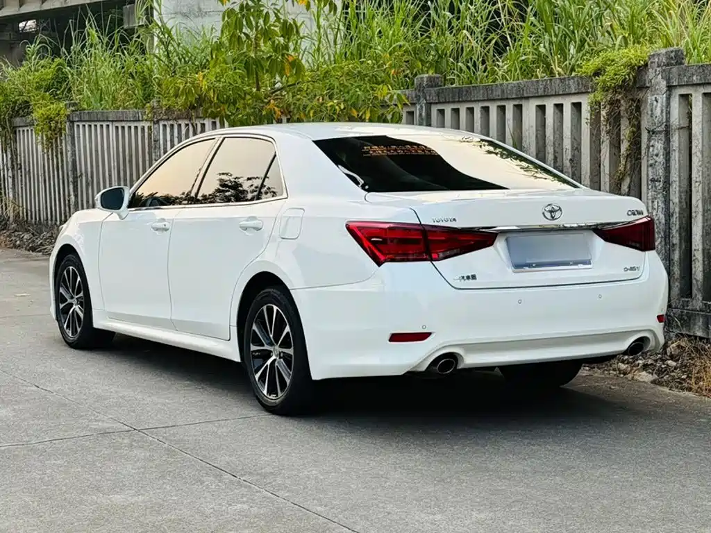 Toyota Crown — фото 5