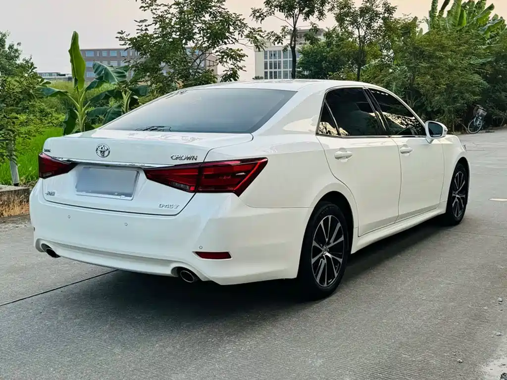 Toyota Crown — фото 7