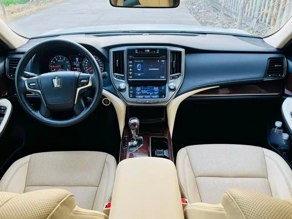 Toyota Crown — фото 9