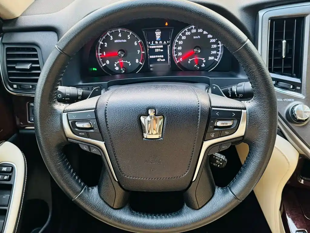 Toyota Crown — фото 10