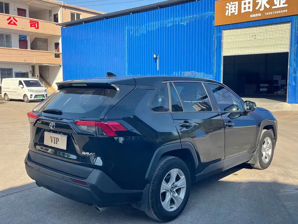 Toyota RAV4 — фото 5