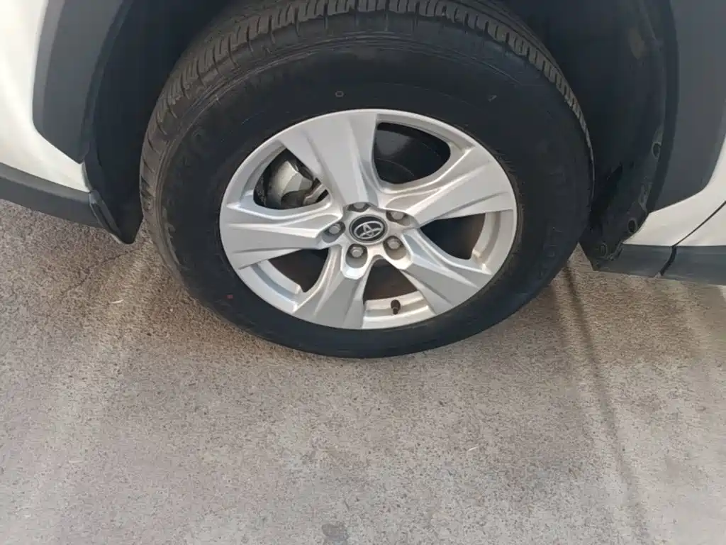 Toyota RAV4 — фото 23