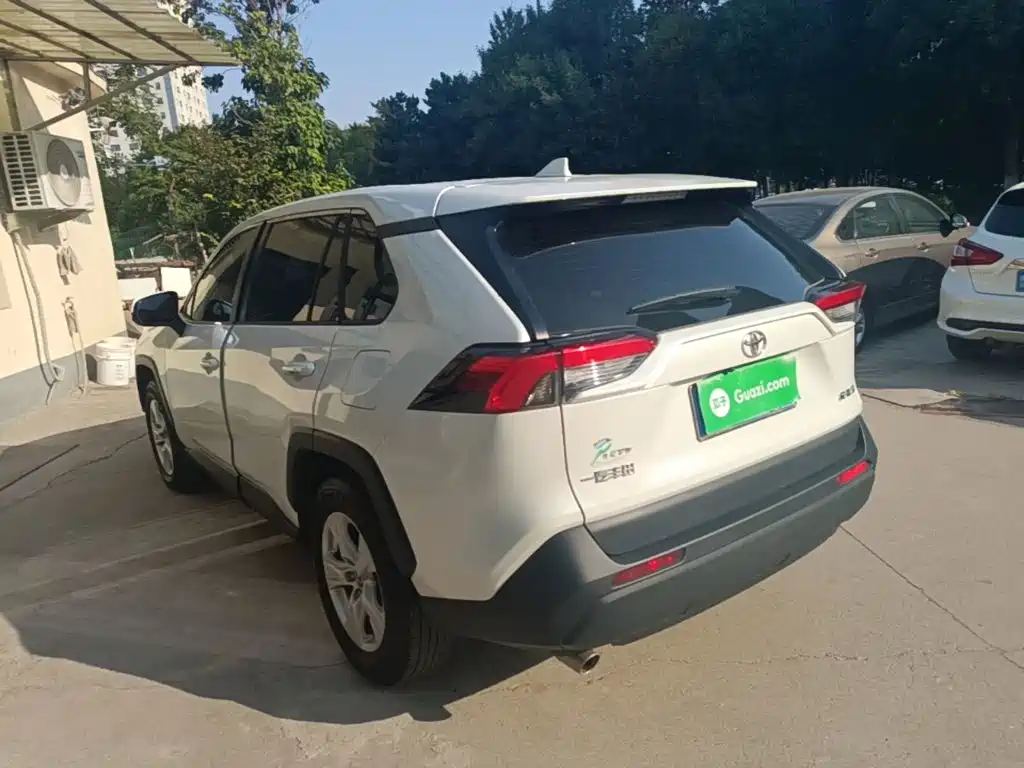 Toyota RAV4 — фото 5