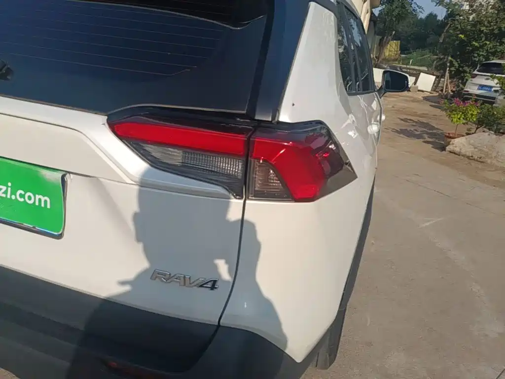 Toyota RAV4 — фото 8
