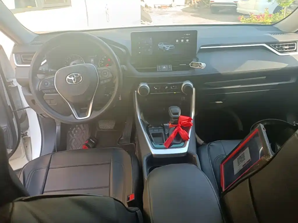 Toyota RAV4 — фото 10