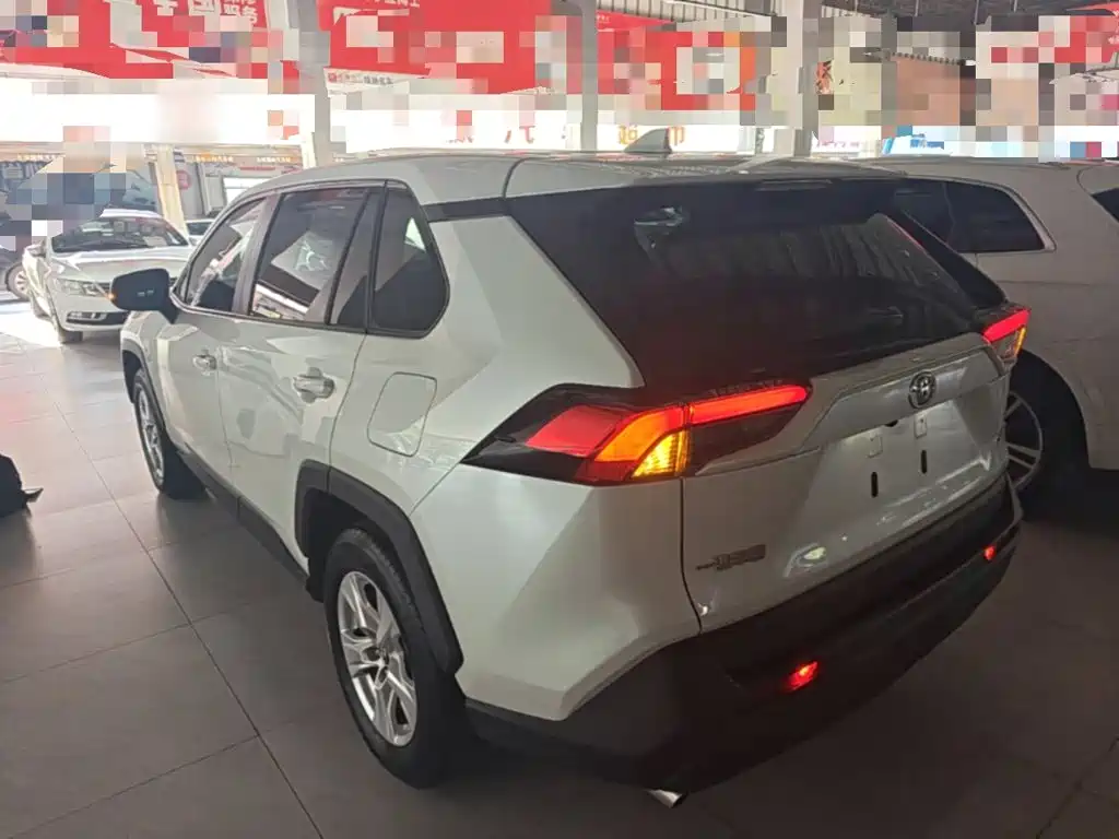 Toyota RAV4 — фото 5