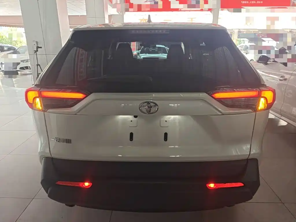 Toyota RAV4 — фото 6
