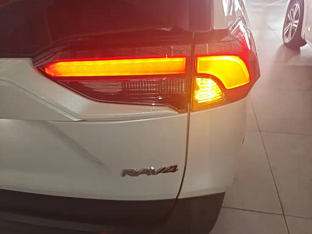 Toyota RAV4 — фото 8