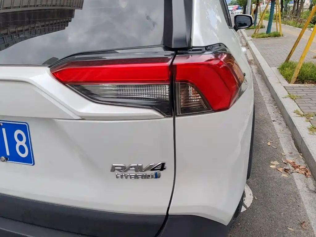 Toyota RAV4 — фото 8